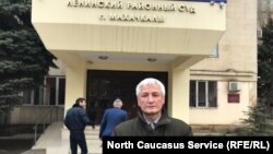 Джамбулат Гасанов у здания суда, 6 декабря 2018 г.