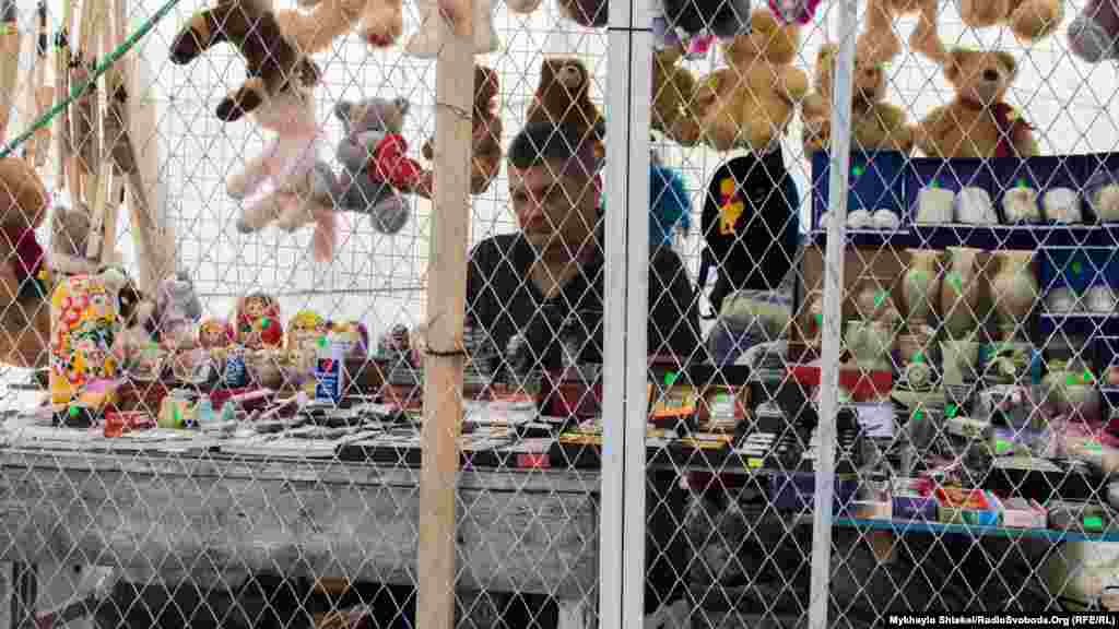 Деякі продавці відгороджуються від вірян металевими решітками. Поліція каже, що кожного року тут трапляються дрібні крадіжки. Тим не менш, злодіїв правоохоронці знаходять