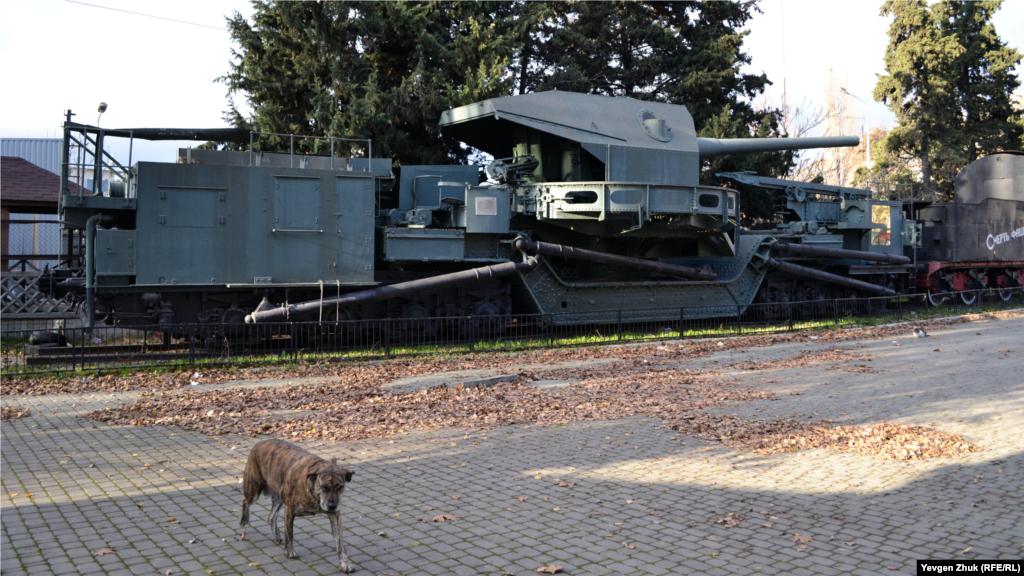 На площади Ревякина самый заметный объект – это бронепоезд «Железняков» или Броневой поезд №5, активно участвовавший в обороне Севастополя 1941-1942 годов