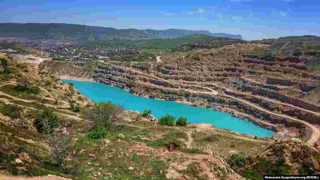 «Мама, смотри, это похоже на голубое блюдце», – восхищается ребенок, глядя на озеро с высоты