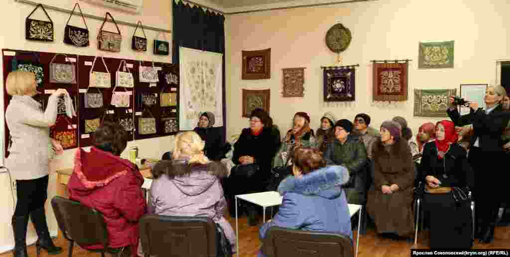 Зуре-ханум Пинка  рассказывает о происхождении техник вышивки и истории национальной одежды. Занятия проходят в зале, где демонстрируется выставка народной вышивки, поэтому образцы всех техник под рукой. 