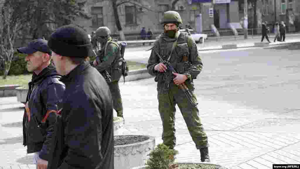 Особенно четко у «зеленых человечков» была продумана система «обороны» от возможных столкновений с гражданским населением, с теми же крымскими татарами, к примеру.  Впереди спецназовцев со стрелковым оружием везде, где они появлялись, становились цепью крепкие боевики в гражданском. Сразу было понятно, что любая попытка прорвать цепь активистов будет пресечена автоматной очередью из-за их спин.