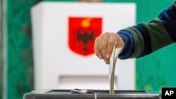 Një burrë hedh votën e tij gjatë zgjedhjeve parlamentare në kryeqytetin e Tiranës, Shqipëri. (Fotografi nga arkivi)