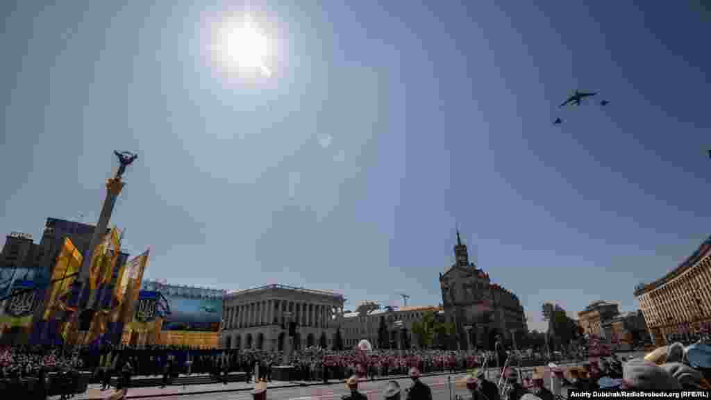 Завершила офіційну частину параду військова авіація