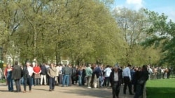 Банковский сотрудник Грег Натсон - постоянный участник дискуссий в Уголке ораторов Банковский сотрудник Грег Натсон - постоянный участник дискуссий в Уголке ораторов