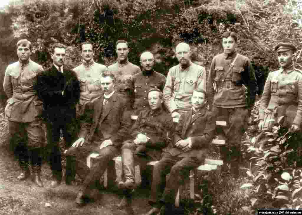 Керівники Директорії, уряду й Армії УНР. Кам’янець-Подільський, липень 1919 року. Сидять (зліва направо): Ф. Швець, С. Петлюра, А. Макаренко. Стоять (зліва направо): ад’ютант Петлюри О. Доценко, начальник канцелярії М. Миронович, полковник Куликівський, сотник Осецький, генерал-квартирмейстер Генерального штабу О. Шайбле, військовий міністр УНР В. Петрів, посильний Г. Швець, начальник Головної юридичної управи Є. Мошинський