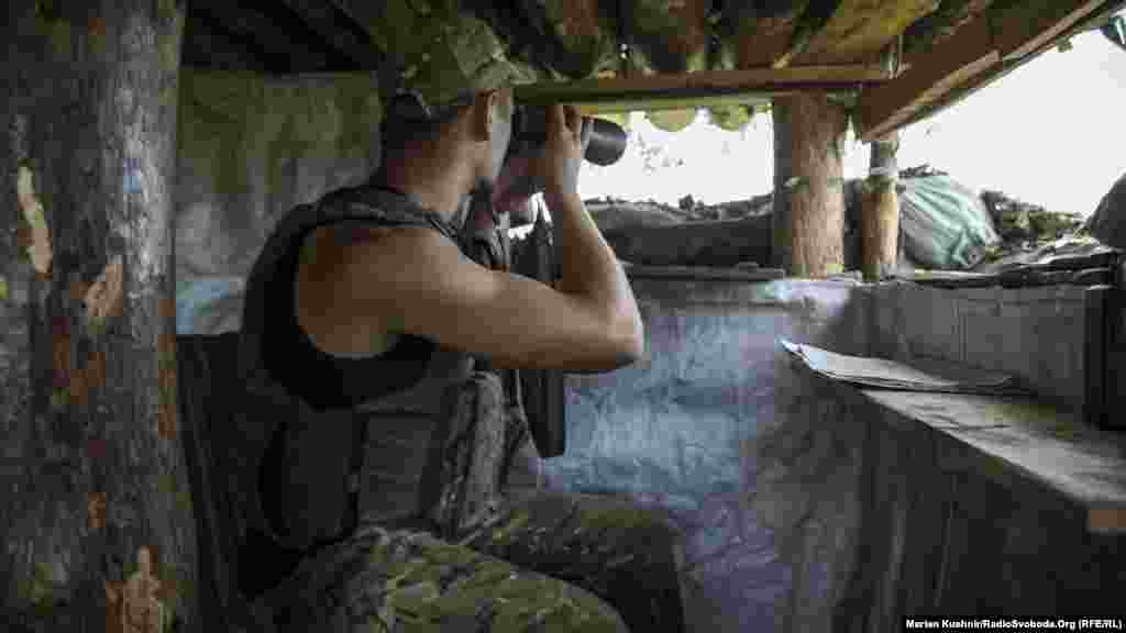 Солдати ЗСУ кажуть, що за противником потрібно пильно стежити, адже проросійські сили готові в будь-яку секунду відкрити вогонь в український бік. «Їм спустити курок – це повеселитися»