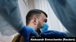 В ОРДЛО ожидают поставку однокомпонентной вакцины «Спутник Лайт», при чем в Донецке благодарят за это провластную российскую партию «Единая Россия»