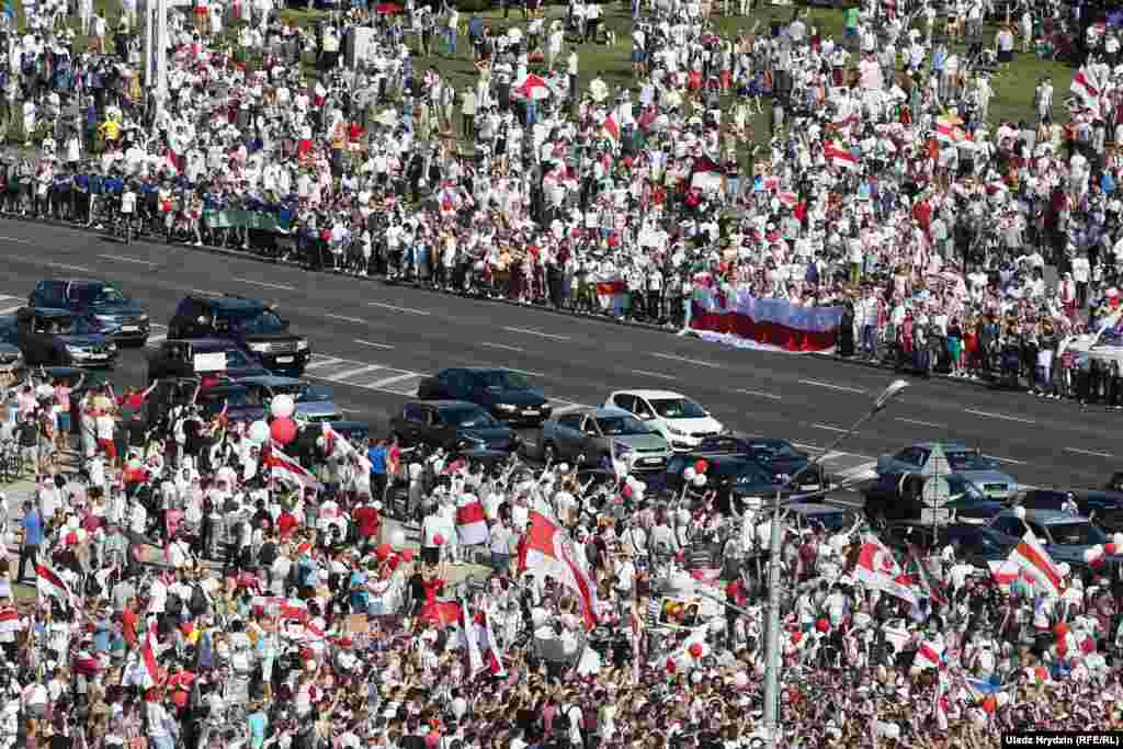 Велика колона демонстрантів йшла проспектом Незалежності – в бік центру міста