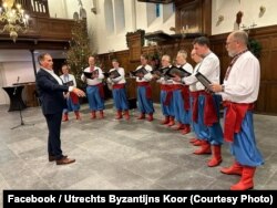 Річард ван Вліт (на фото в класичному костюмі) диригує Візантійським хором в Утрехті, Нідерланди, 2023 рік