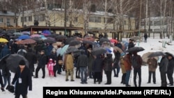 По колено в снегу и под дождем. Осиново вышло на протест