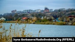 Виноградное, а за ним виднеется микрорайон Мариуполя