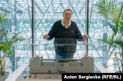 Иван Толстой с 3-D моделью первого здания Радио Свобода в Мюнхене (1953-1967). Масштаб 1:64. Модель изготовлена инженером Михалом Шульцем (Прага).