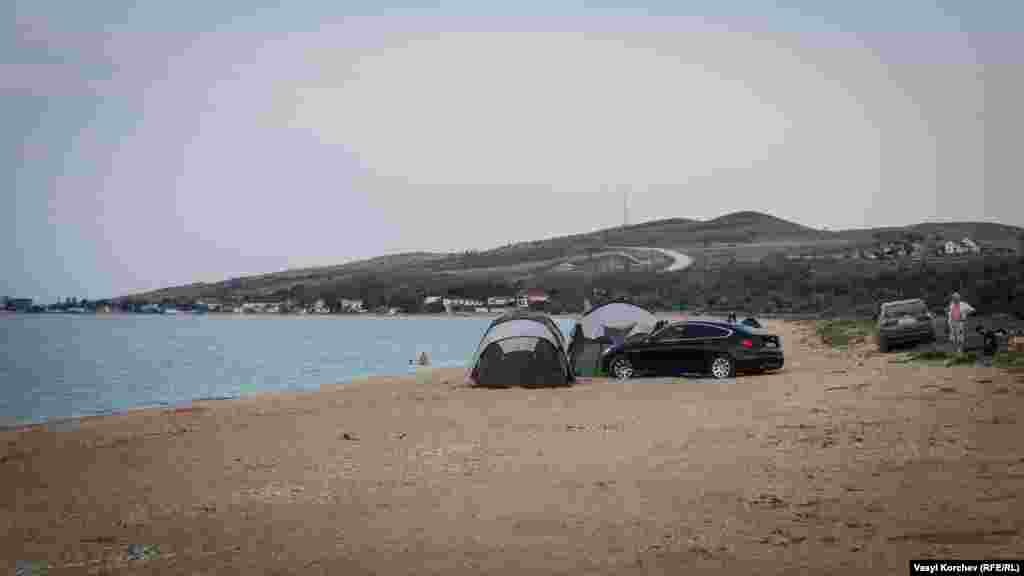 Одна из главных проблем «дикого» туризма на озере Чокрак – бытовой мусор, который туристы часто просто складируют под ближайшим кустом. Мало того, что это создает антисанитарные условия и загрязняет уникальный природный заказник, так еще и ветер разносит по округе полиэтиленовые пакеты, которые потом остаются висеть в зарослях дикого терна и шиповника