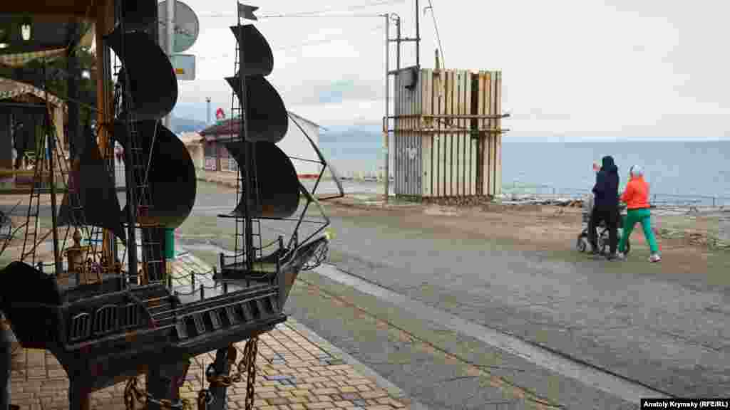 От снесенного кафе осталось пустое место – справа от гуляющих