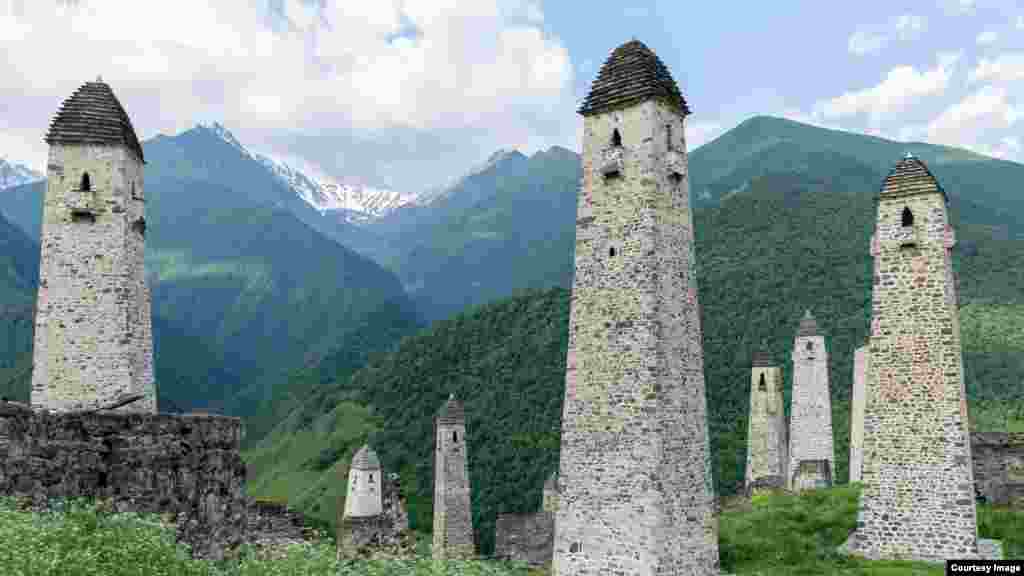 Башенный комплекс Эрзи (Орел) прославился не только большим числом башен, но и найденным там бронзовым орлом Сулеймана – самым древним точно датированным бронзовым ближневосточным предметом после возникновения ислама. Как он попал сюда, доподлинно неизвестно. Сейчас фигурка находится в Эрмитаже. Башни недавно отреставрировали. Так они были спасены от разрушения, однако во многом утратили первоначальный вид – новая кладка плотно залита цементом