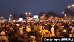 Okupljeni građani i studenti na protestu u Novom Sadu kao odgovor na incident kada je automobil udario studentkinju tokom protestne blokade u centru Beograda, 16. januar 2025.