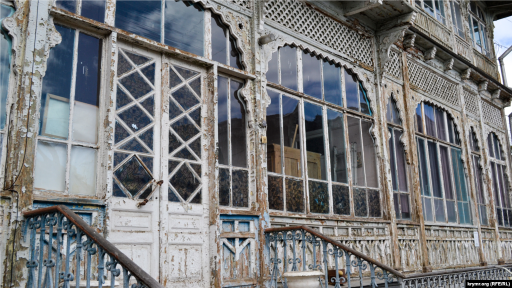 Южный фасад открытых в то время террас, украшенных воздушной резьбой, обрамлял пространство для отдыха на воздухе 