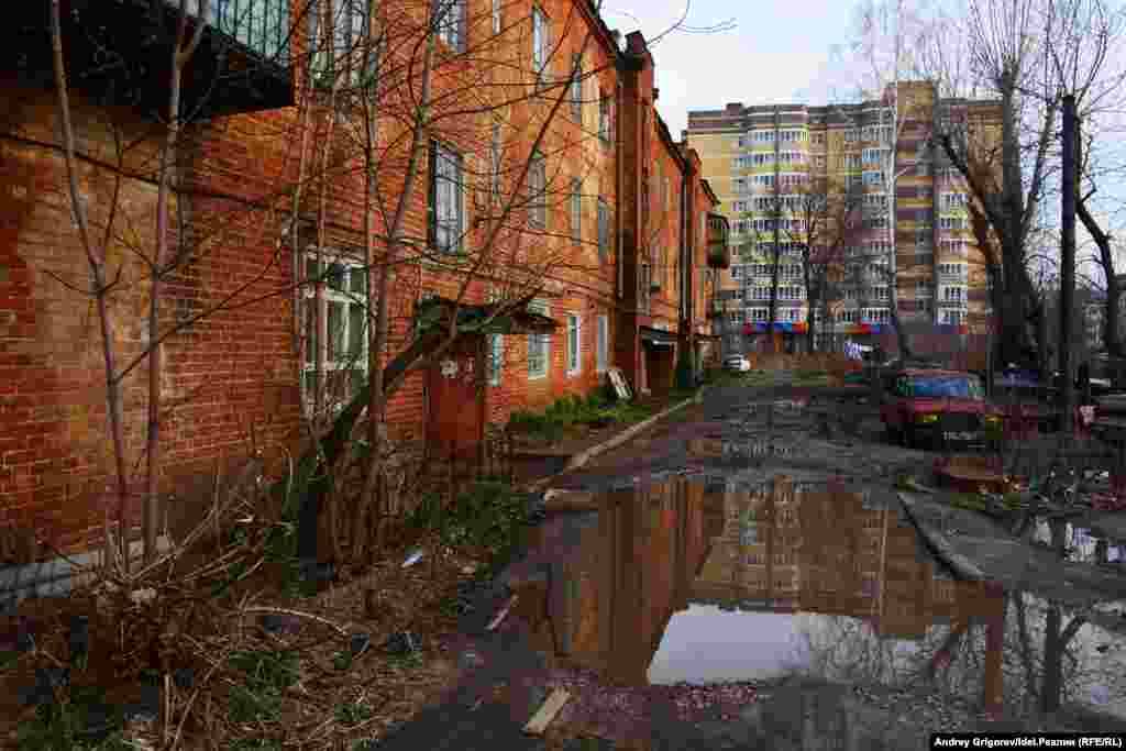 А это уже не русло, а двор жилого дома. 