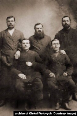 Пантелій Лобач (стоїть зліва), дід Олексія Воловича. Був депортований разом із дружиною в Сибір. Помер 1931 року