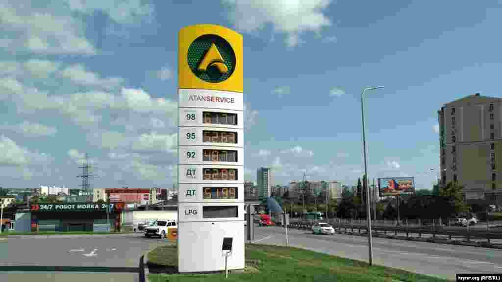 По состоянию на 27 июня на крымских заправках в четвертый раз за последние полтора месяца подорожало топливо. Согласно информации корреспондента Крым.Реалии, стоимость бензина АИ-95 на заправках самой большой сети АЗС Atan выросла с 52,37 (19,58 грн) до 52,63 рубля (19,63 грн) за литр. Подорожание замечено также и на заправках других сетей АЗС. В частности, на заправках сети ТЭС за неделю 95-й бензин вырос с 52,50 (19,63 грн) до 52,90 рубля (19,77 грн) за литр. На фото: автозаправочная станция в Крыму, 27 июня 2021 года