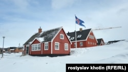 Генеральне консульство Ісландії в Гренландії. Також США мають консульство, а ще з десяток європейських країн мають на острові почесні консульства
