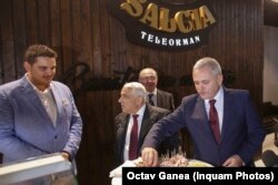 Dorința lui Liviu Dragnea de a vedea din nou vechile aprozare comuniste este preluată și de actuala coaliție de guvernare. La prima tentativă de a sprijini micii fermieri, fostul guvern s-a folosit de bani pentru a susține imaginea unor miniștri și premieri.