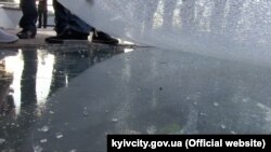 Захисна скло-плівка, яку пошкодили на двох елементах скляної підлоги нового пішохідного мосту в Києві