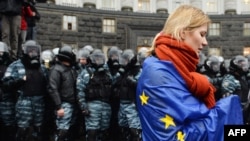 Девушка, обернувшаяся в флаг ЕС, во время акции в Киеве в поддержку евроинтеграции Украины