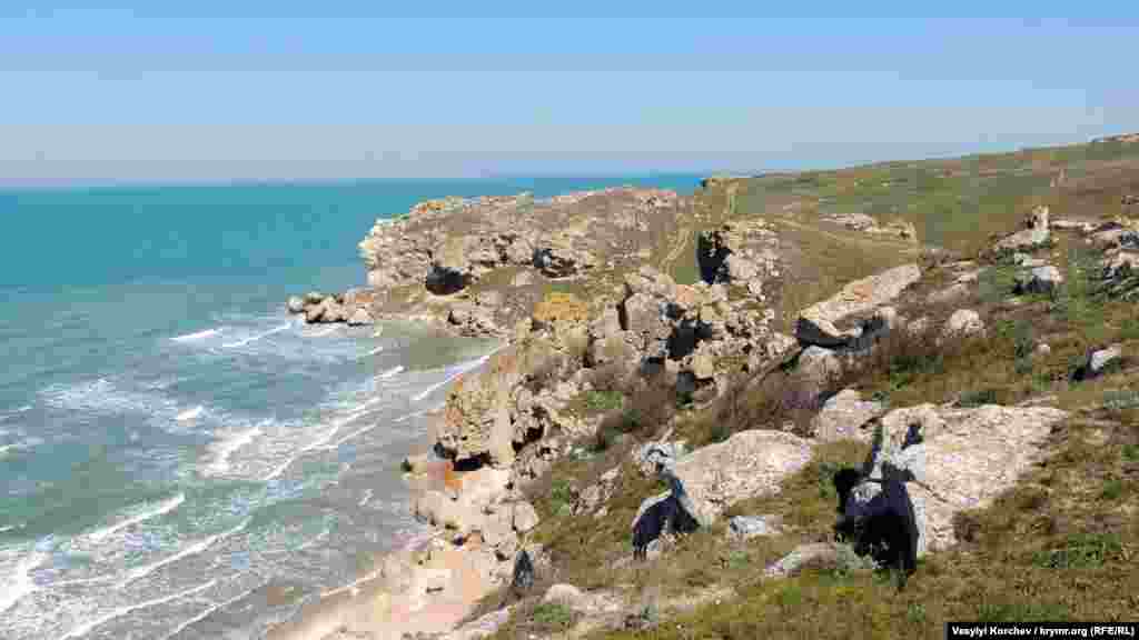 Укромные бухты Генеральских пляжей – излюбленное место отдыха керчан. Каждое лето сюда приезжают с палатками, разбивают целые лагеря. У многих даже есть «свои» бухты