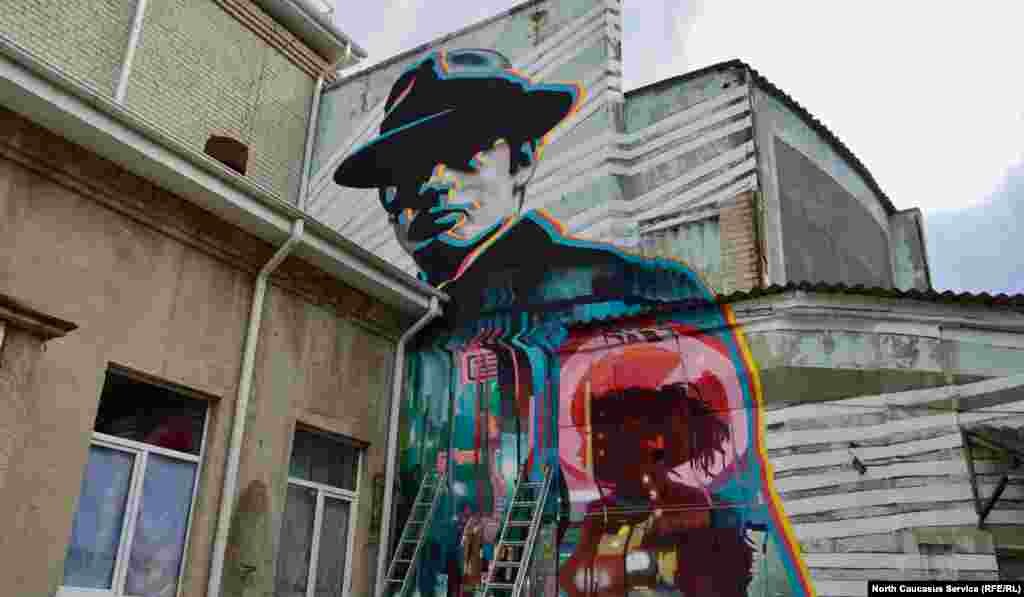 Картина без названия на стене ДК им. Горького. Автор – известный российский граффист Никита ZukClub Ходак