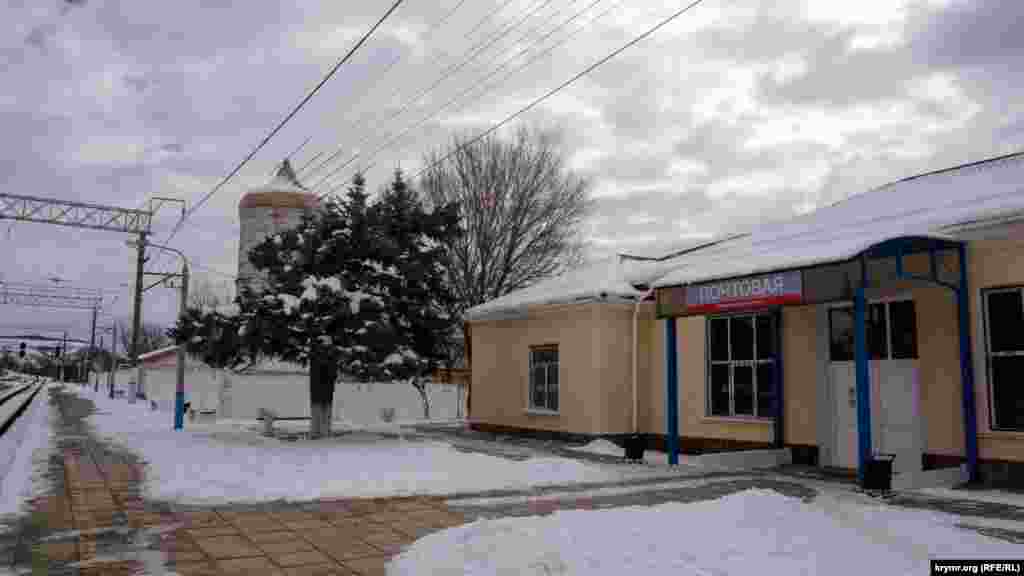 Восьмигранная водонапорная башня на железнодорожной станции – главная историческая достопримечательность Почтового. По назначению она уже не работает, с 2011 года признана памятником промышленной архитектуры, образцом стиля модерн. Башня построена в начале ХХ века, однако точный год постройки неизвестен