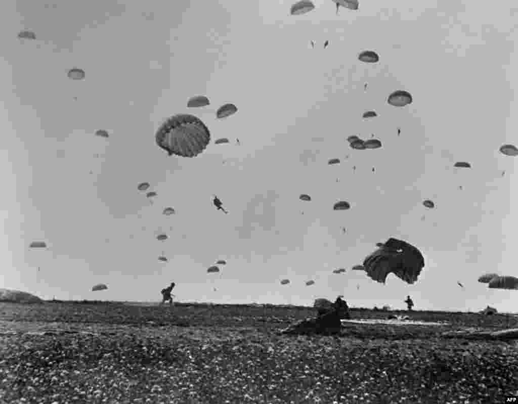 На цьому фото, зробленому 6 червня 1944 року, десантники союзних військ висадилися на узбережжі Ла-Манша після того, як союзні війська штурмували пляжі Нормандії під час Дня «Д»  