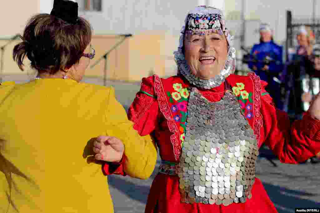 Чыгыш ясаучылар тамашачыларны тик утыртмады, биетте 