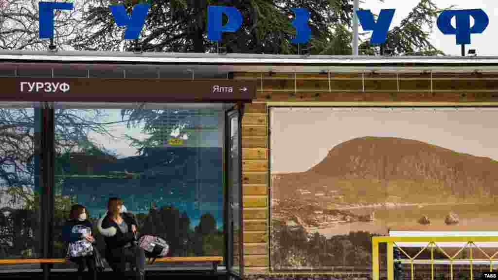 Две женщины в медицинских масках – на остановке «Гурзуф» 