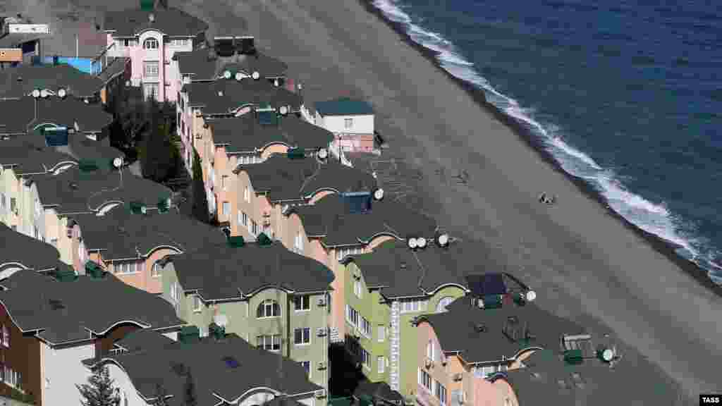 Комплекс коттеджей на берегу Черного моря в Рыбачьем.  В этом году эта база отдыха, как и другие пансионаты и отели на полуострове, может остаться без туристов. В период режима самоизоляции российские власти Крыма ввели запрет на размещение отдыхающих и бронирование номеров до 1 июня