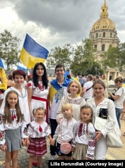 Лілія Дорундяк з українськими дітьми