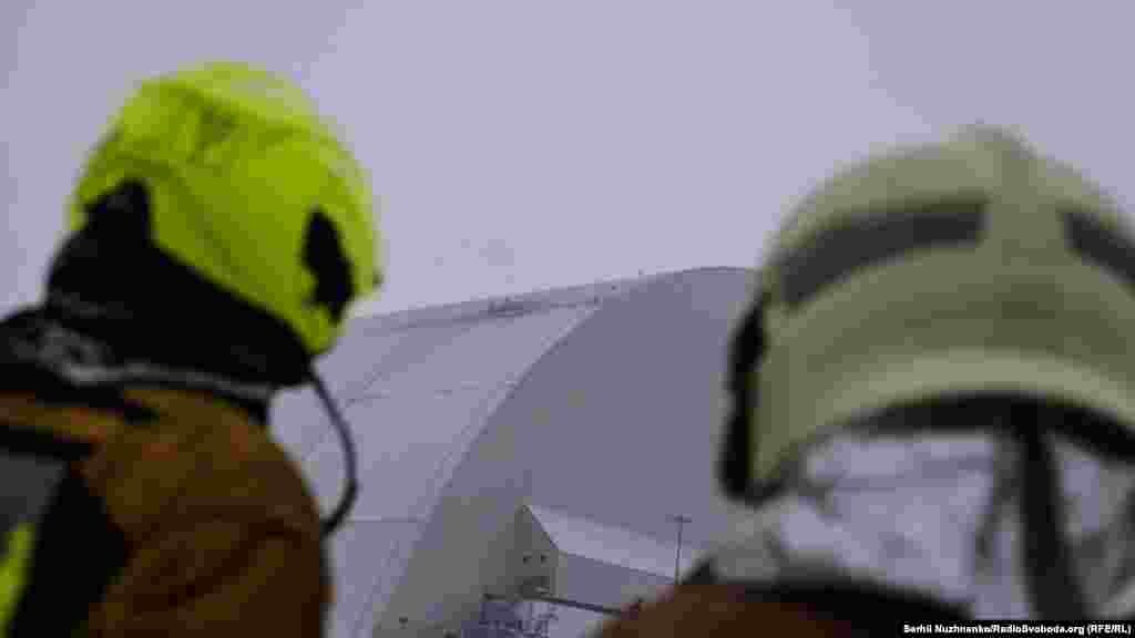 За словами президента України Володимира Зеленського, дрон летів на висоті 85 метрів. Це майже унеможливлює фіксацію дрона радарами. Сам «саркофаг» не ушкоджено, але укриття потребує термінового ремонту, наголосила у коментарі Радіо Свобода дослідниця Інституту проблем безпеки АЕС НАН України Катерина Шаванова: «Усі АЕС дуже міцні, але не розраховані на атаку збройними силами»