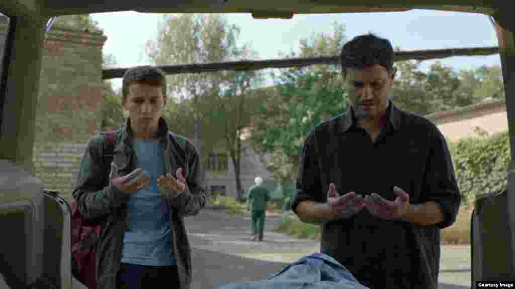 Кадр из фильма «Домой», снятого крымскотатарским режиссером Нариманом Алиевым. В одной из главных ролей снялся Ахтем Сеитаблаев