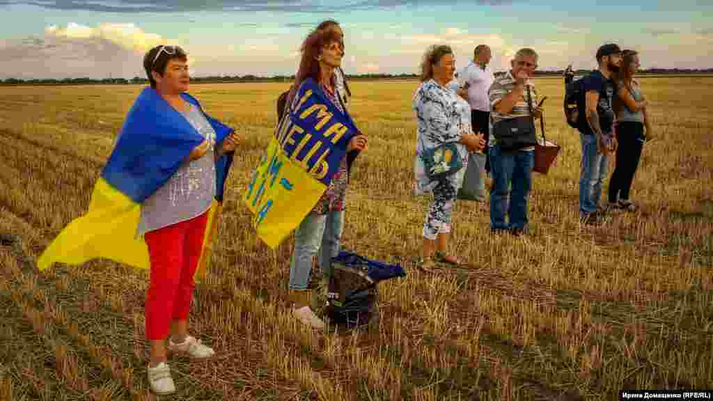 Первые слушатели ждут начала «полевого» концерта