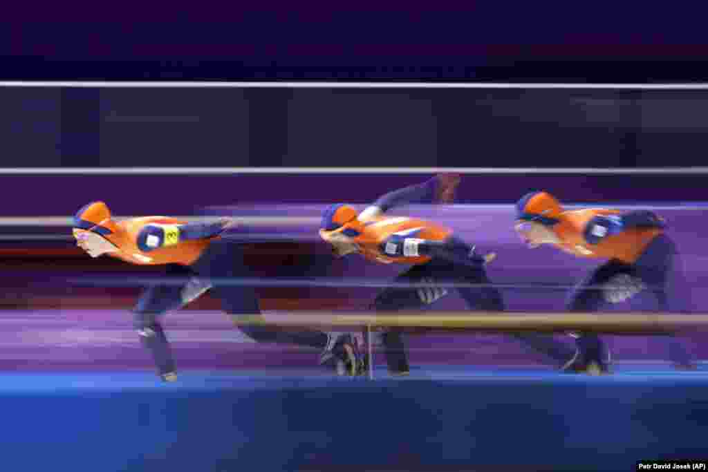 Швидкісне катання на ковзанах: збірна Нідерландів із Маріт Лінстра (в центрі), Іриною Вуст (ліворуч) і Антуанеттою де Йонг під час змагань у чвертьфіналі серед жіночих команд у швидкісних гонках із переслідуванням. Команда встановила новий олімпійський рекорд у своїй дисципліні  