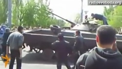 Мешканці Маріуполя блокують українську військову техніку Мешканці Маріуполя блокують українську військову техніку