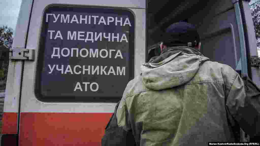 Волонтер Олександр із позивним «Саїд», учасник бойових дій, служив у батальйоні «Айдар», пізніше звільнився. Після звільнення зі служби долучився до волонтерської групи і допомагає розвозити медпрепарати в зону бойових дій