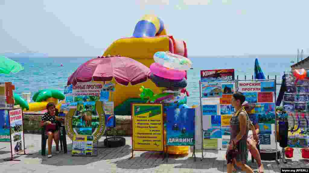 Желающих могут отправить в любое путешествие в пределах Крыма на автобусе, теплоходе, с аквалангами, верхом на лошадях или даже на параплане с «крылатой» горы Клементьева