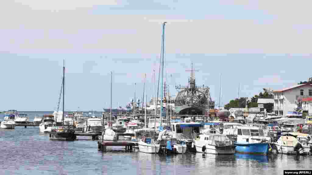 Стоянка яхт, яликов и рыбацких лодок в Стрелецкой бухте. На заднем плане – корабли Черноморского флота России