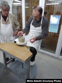 Mirko se u keramici oprobao u Francuskoj, gdje je upoznao Bena Van Renssena (lijevo na slici), oca mladića (Raviva Van Renssena) koji je kao vojnik Ujedinjenih naroda ubijen tri dana prije ulaska vojske Republike Srpske u Srebrenicu, u julu 1995. godine.