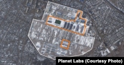 Ракетна база в Осиповичах, фотографія зроблена 24 лютого 2025 року. Нові та реконструйовані будівлі виділено помаранчевим кольором