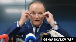 Генерал Филип Бридлав на пресс-конференции в Киеве в ноябре 2014 г.