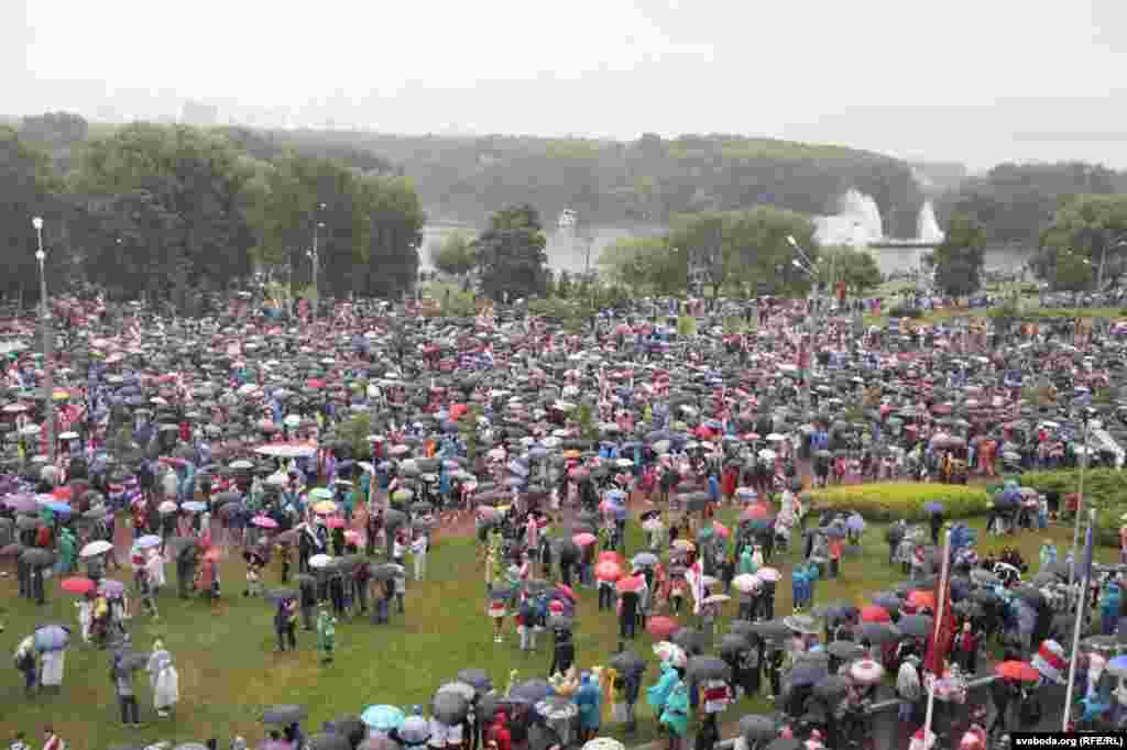 Люди у парку Перемоги, біля Палацу незалежності