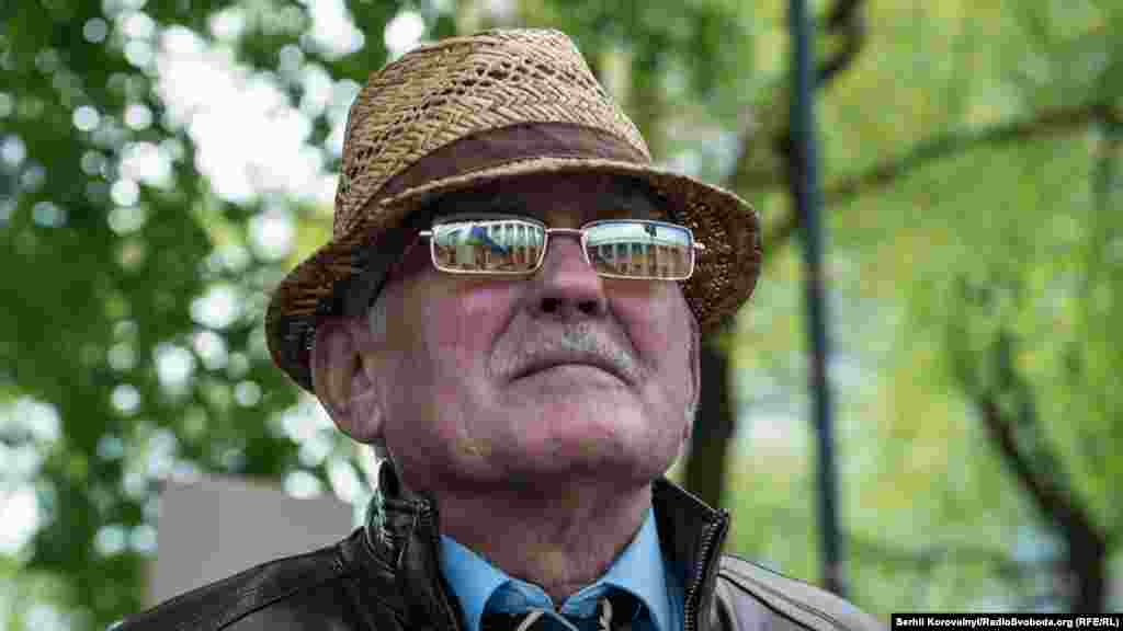 На фото: будівля Верховної  Ради віддзеркалюється в окулярах одного з мітингарів